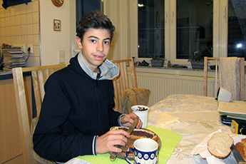 Der 14-jährige Dan beim Frühstück... Der 14-jährige Dan beim Frühstück...