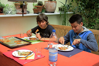Marcello und Niccolo beim Pizzafuttern Marcello und Niccolo beim Pizzafuttern
