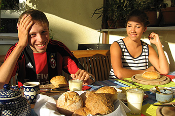 Breakfast with language students Breakfast with language students