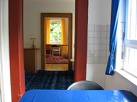 Blick von der Küche ins Schlafzimmer