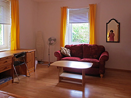 Das große Zimmer - mit Schreibtisch, Couch und Couchtisch