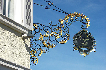 Wirtshausschild in Sasbach Wirtshausschild in Sasbach